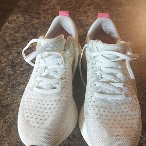 Ladies Size 8.5 Nike Infinity